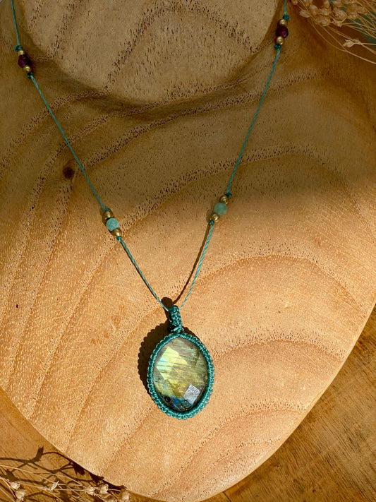 Labradorite facettée